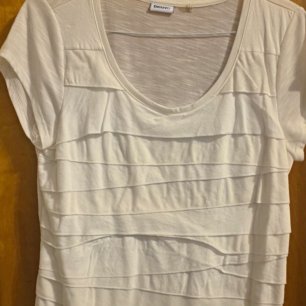 DKNYC womens XL white solid scoop neck cap sleeve ruffle front pullover tee